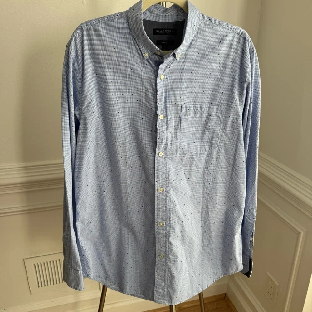Banana Republic Men's Light Blue Button-Down Shirt with Navy Blue Dots Size L